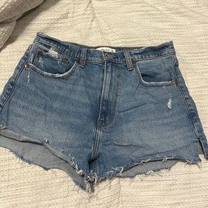 Abercrombie mom short high rise size 28 / 6